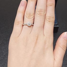 【ラザール ダイヤモンド(LAZARE DIAMOND)の口コミ】 センターだけでなくサイドにもメレダイヤがついているエンゲージリングを…