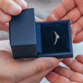 【銀座ダイヤモンドシライシの口コミ】 お店のセレクトは彼で、ダイヤモンドの輝きと品質で選んだと言っていまし…