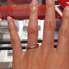 【AFFLUX(アフラックス)の口コミ】 指輪のデザインがとても気に入りました。また、結婚指輪のメレダイアも品…