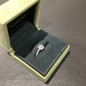 【ヴァン クリーフ＆アーペル(Van Cleef & Arpels)の口コミ】 一粒ダイヤとかのシンプルな指輪の感じより、大きめなデザインで立ち姿で…