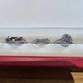 【AFFLUX(アフラックス)の口コミ】 婚約指輪とぴったりと重ね付けもでき、結婚指輪だけでも綺麗な指輪を探し…