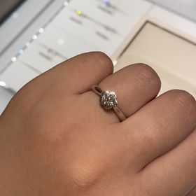 【シャネル(CHANEL)の口コミ】 シャネルの中でも有名なカメリアのデザインで、とても可愛らしい印象にな…