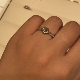 【シャネル(CHANEL)の口コミ】 世界的に有名なシャネルのカメリアモチーフのリングです。同シリーズのベ…