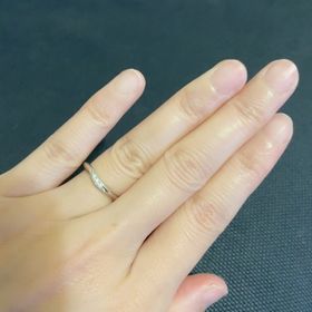 【ラザール ダイヤモンド(LAZARE DIAMOND)の口コミ】 細身でV字のデザインの物を探していたのでドンピシャでした。ねじれがあっ…