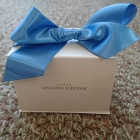 【銀座ダイヤモンドシライシの口コミ】 とにかくシンプルな指輪を探していました。
 他ブランドもいろいろ見まし…