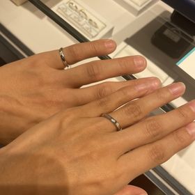 【銀座ダイヤモンドシライシの口コミ】 素材はプラチナです。デザインは、真っ直ぐなラインで丸みを帯びており、…