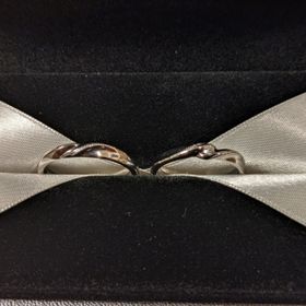 【エクセルコダイヤモンド(EXELCO DIAMOND)の口コミ】 指輪のデザインはエクセルコダイヤモンドの特徴であるミル打ちがダイヤモ…