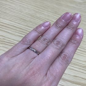 【アイプリモ(I-PRIMO)の口コミ】 デザインはシンプルめですが、中にダイヤモンドが埋め込まれていて華やか…