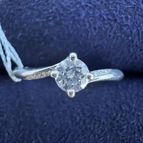 【TOWA(永遠)の口コミ】 贈る相手が細身・色白な方なので、細めのリングを希望。
その中でウェーブ…