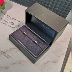 【ラザール ダイヤモンド(LAZARE DIAMOND)の口コミ】 シンプルで可愛らしい丸みのあるデザインで気に入りました。
ダイヤがとて…