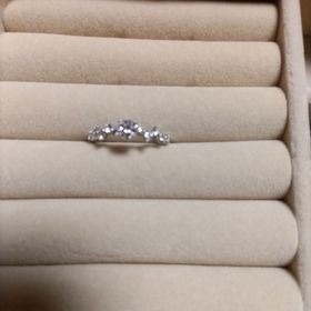 【アイプリモ(I-PRIMO)の口コミ】 いろいろ見せていただいたのですが、何個かめで、
この婚約指輪に偶然目が…