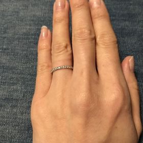 【俄(にわか)の口コミ】 シンプルだけど華やかで気に入っています！
細めなので結婚指輪とも重ね付…