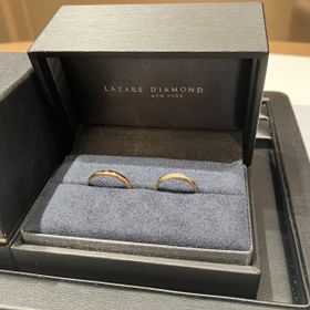 【ラザール ダイヤモンド(LAZARE DIAMOND)の口コミ】 緩やかなV字で指がキレイに見えるのと、どの角度からでもキラキラしてみえ…