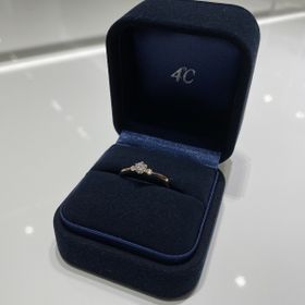 【4℃ BRIDAL(ヨンドシーブライダル)の口コミ】 婚約指輪は、女性らしい細身でダイヤが輝いているものにしました。彼女も…