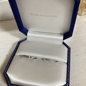 【ヴァンドーム青山(VENDOME AOYAMA)の口コミ】 メンズもレディース用も斜めのラインが指をすっきり細く見せてくれて可愛…