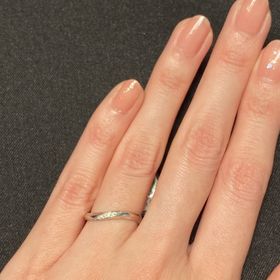 【銀座ダイヤモンドシライシの口コミ】 婚約指輪に合うものを探していて、ウェーブやV字タイプのものをいくつか試…