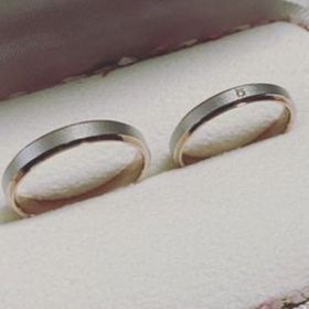 【ミルフローラ(Milluflora)の口コミ】 ピンクゴールドとシルバーの二色使いで、デザインもシンプル。指輪の内側…