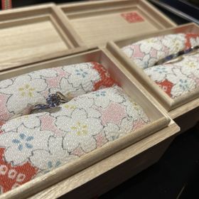 【杢目金屋(もくめがねや)の口コミ】 桜一輪という石の台座が桜の形になっていて、マリッジリングと同じ木目で…