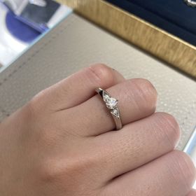 【ショーメ(CHAUMET)の口コミ】 センターダイヤを挟むように2つのダイヤが向かい合っていて、2人の関係を…