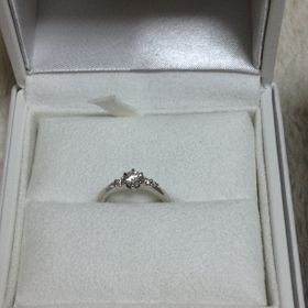 【RUGIADA(ルジアダ)】の口コミ 真ん中のダイヤの脇に、小さいダイヤが並んでおり、真ん中のダイヤを引き立...