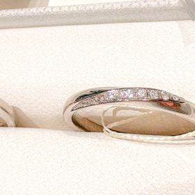 【Ponte Vecchio(ポンテヴェキオ)の口コミ】 石の配置が綺麗なこととミル打ちが細かいところに惹かれました。華奢で繊…