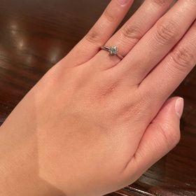 【アイプリモ(I-PRIMO)の口コミ】 台座側のメレダイヤが個性的且つシンプルなデザインです。メレダイヤの一…