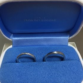 【銀座ダイヤモンドシライシの口コミ】 最初は色々な指輪を見て悩みながら選んでいたのですが、シンプルなデザイ…