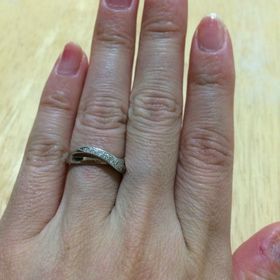【4℃ BRIDAL(ヨンドシーブライダル)の口コミ】 色々試着した中でカーブが交差する形がこの指輪のみで、自分の指を一番綺…