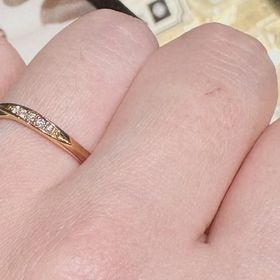 【CHARMY(チャーミー)の口コミ】 プラチナではなく、ピンクゴールドで、ウェーブがかかっていてダイヤがつ…