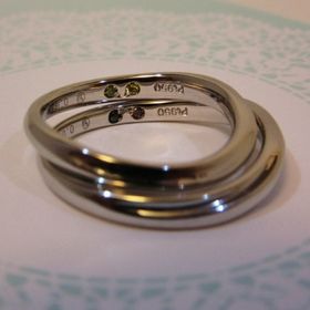 【銀座ダイヤモンドシライシの口コミ】 ”Shell Venus”の婚約指輪を選び
彼女に結婚指輪とセットでは…