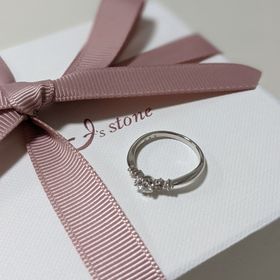 【I's stone(アイズストーン)の口コミ】 一番の決め手はピンクダイヤです。
ダイヤの両側に小さなピンクダイヤが付…