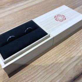 【出雲結(いずもゆい)の口コミ】 シンプルなデザインと自分で材質を選べることが気に入りました。
同じ指輪…