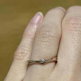 【ケイウノ ブライダル(K.UNO BRIDAL)の口コミ】 婚約指輪と重ね着けができるものを探していました。最初はストレートタイ…