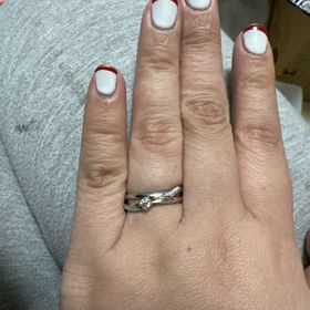 【アイプリモ(I-PRIMO)の口コミ】 先に婚約指輪を決め、その後に結婚指輪を決めました。何よりも重ね付けし…