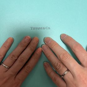 【ティファニー(Tiffany & Co.)の口コミ】 妻の指にどのような形が合うのかわからず、一から試着しました。太め、細…