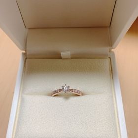 【TASAKI(タサキ)の口コミ】 付け心地の良さがとても私の指に合っていました。何度つけ外しをしても赤…