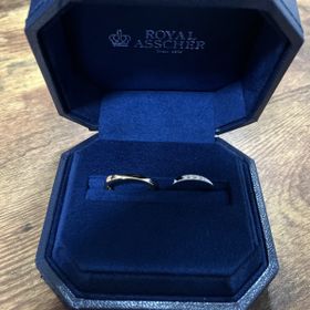 【ROYAL ASSCHER(ロイヤル・アッシャー)の口コミ】 結婚指輪は、ストレートの形に斜めにダイヤモンドが入っているものを希望…