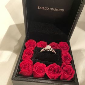 【エクセルコダイヤモンド(EXELCO DIAMOND)の口コミ】 センターと、サイドに一つづ付いているデザイン。
繊細なミル打ちが（リン…