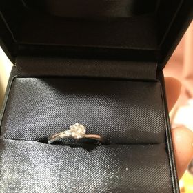 【ラザール ダイヤモンド(LAZARE DIAMOND)の口コミ】 あまりダイヤが大きすぎて派手なものも嫌だけれど、普通の真ん中にダイヤ…