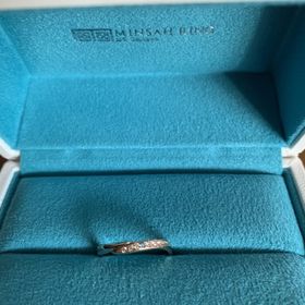 【ミンサーリングの口コミ】 デザインが気に入ったのと婚約指輪とセットで付けたときに合うかどうかで…