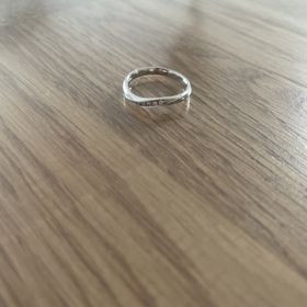 【銀座ダイヤモンドシライシの口コミ】 ウェーブのデザインにすることによって、指が綺麗に見えるところがよかっ…