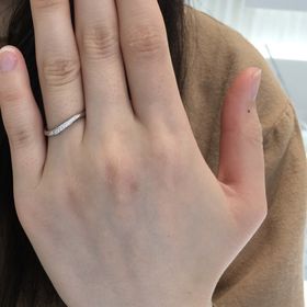 【4℃ BRIDAL(ヨンドシーブライダル)の口コミ】 好みは細身のシンプルな指輪でしたが、試着したところ、指が太いのでウェ…