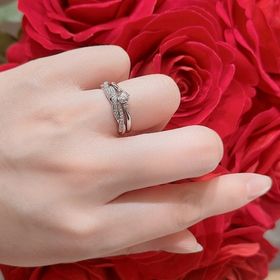 【ラザール ダイヤモンド(LAZARE DIAMOND)の口コミ】 決め手はデザインとダイヤの輝きです。
婚約・結婚指輪２つともラザールダ…