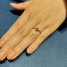 【銀座ダイヤモンドシライシの口コミ】 青い海にたたずむ白い教会をイメージした指輪だそうで、細いアームが繊細…