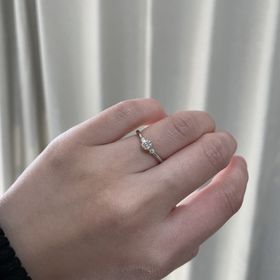 【銀座ダイヤモンドシライシの口コミ】 いろんなデザインを付けてこれに決めました！軽くv字になっており指が細く…