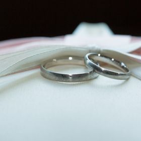 【俄(にわか)の口コミ】 指輪のデザインがシンプルでマット加工ができるものを探していたので、こ…