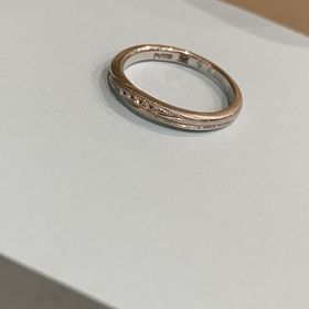 【銀座ダイヤモンドシライシの口コミ】 流れるようなデザインをずっと探していて、この指輪を見つけた時は、ほぼ…