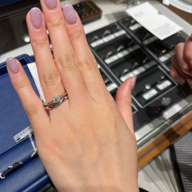 【銀座ダイヤモンドシライシの口コミ】 ウェーブ型のセットリングを探していてお勧めしてもらいました。婚約指輪…