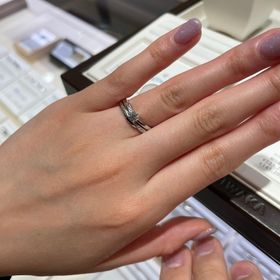 【俄(にわか)の口コミ】 婚約指輪と結婚指輪セットでつけた時に水が流れているようにつながるデザ…