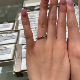 【アイプリモ(I-PRIMO)の口コミ】 ストレートではない動きのある指輪を探してお勧めしていただきました。横…